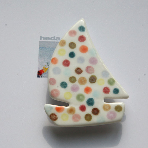 Loď s barvami (porcelánová brož) — foto 2