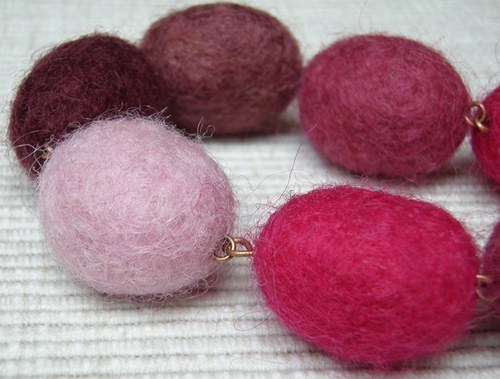 Fuchsiový náhrdelník — foto 2