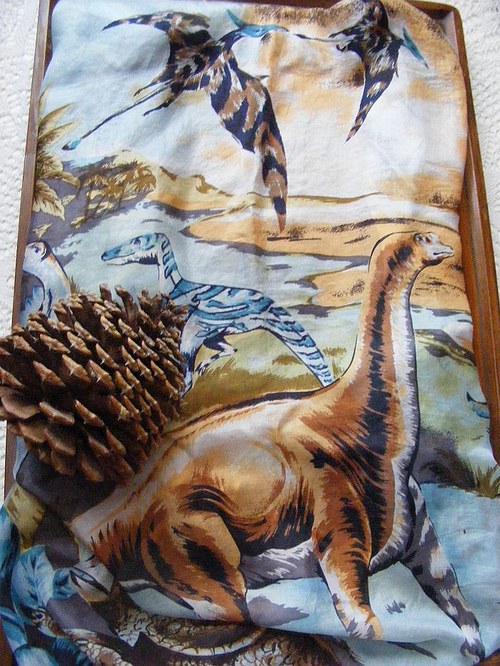 Hedvábný šátek - Dinosauři — foto 3
