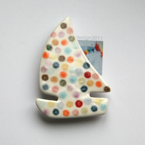 Loď s barvami (porcelánová brož) — foto 3