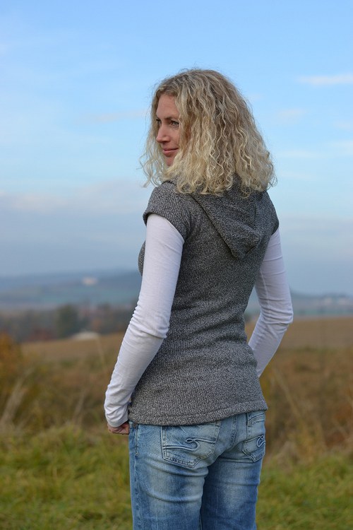 Šedá vesta — foto 2