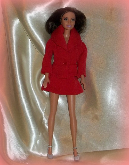 Červený kostýmek pro Barbie — foto 2