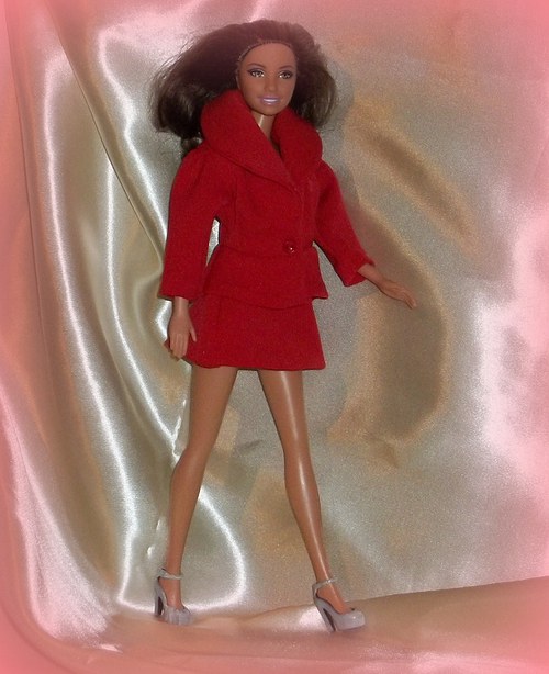 Červený kostýmek pro Barbie — foto 4