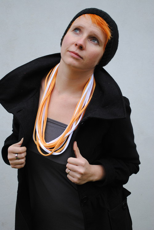 Náhrdelník bílo vajíčkovožlutý — foto 3