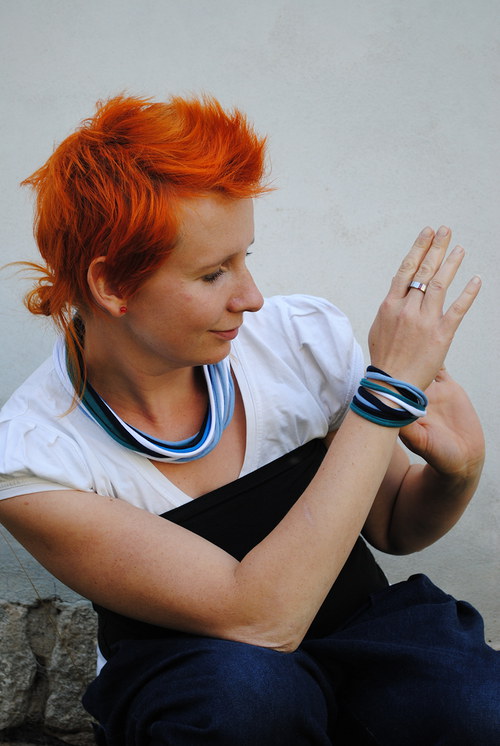 Komplet modravý s bílou — foto 2