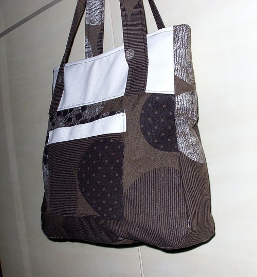 Elegantní hnědobílá taška — foto 3