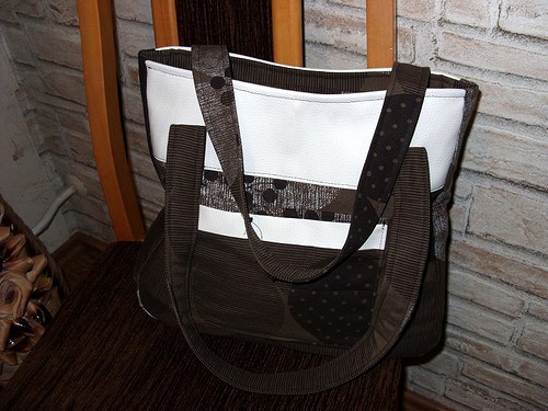 Elegantní hnědobílá taška — foto 5