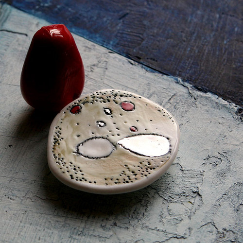 Hledání (porcelánová brož) — foto 2