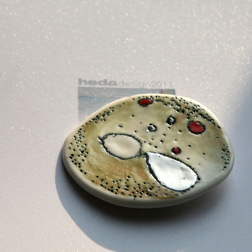 Hledání (porcelánová brož) — foto 3
