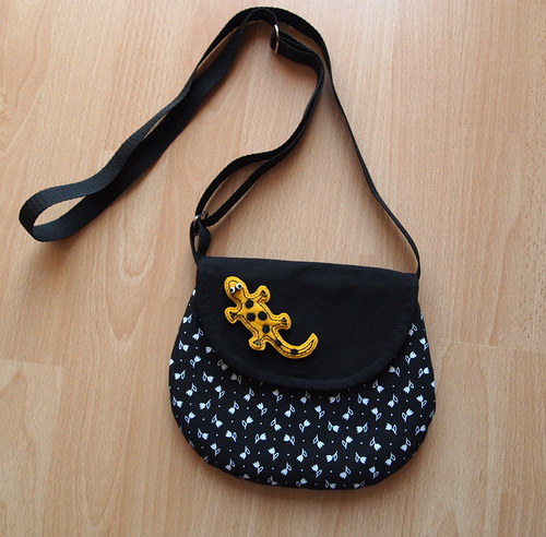 Minikabelka černá decentní s nedecentním mlokem :) — foto 3