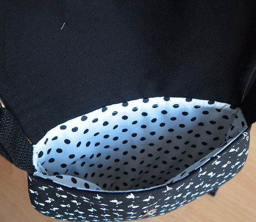 Minikabelka černá decentní s nedecentním mlokem :) — foto 4