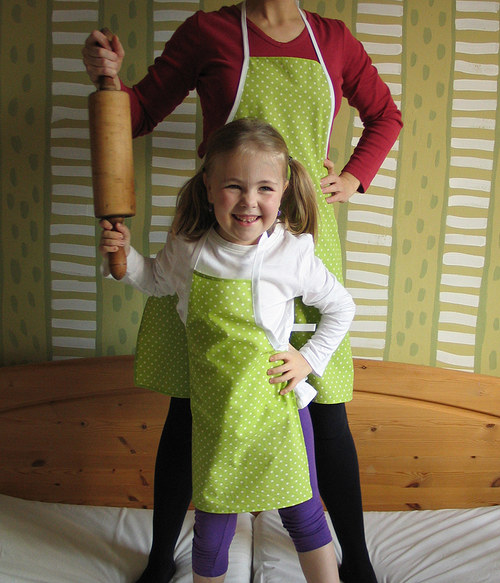 Mami, já ti pomůžu! 2 zástěrky zeleňušky — foto 2