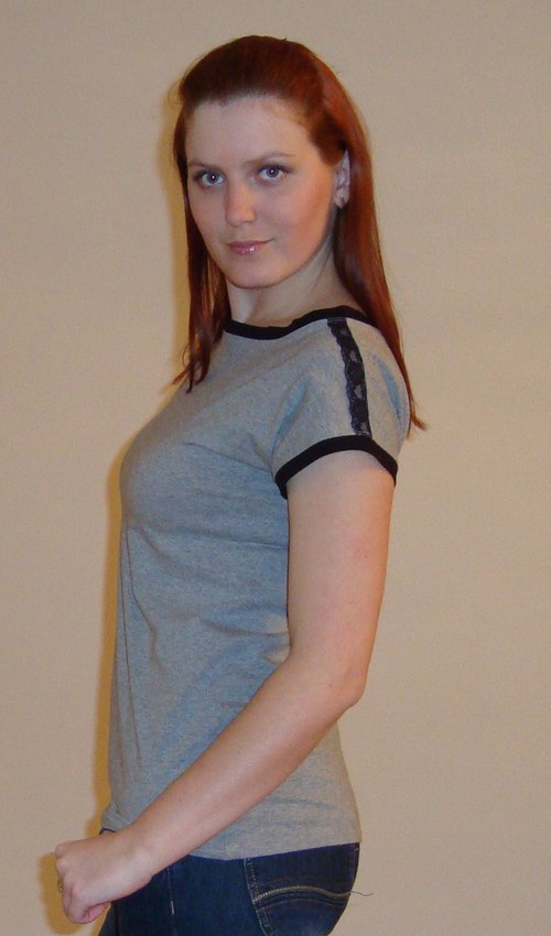 Šedivé tričko s přinechaným rukávem — foto 2