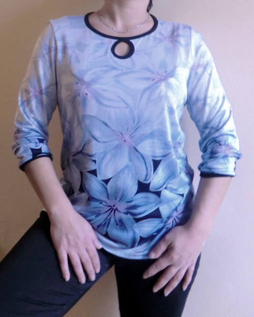 Bledě modrá halenka — foto 2