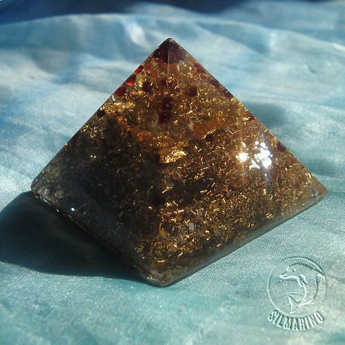 "Granátový žár" - orgonitová pyramida — foto 2