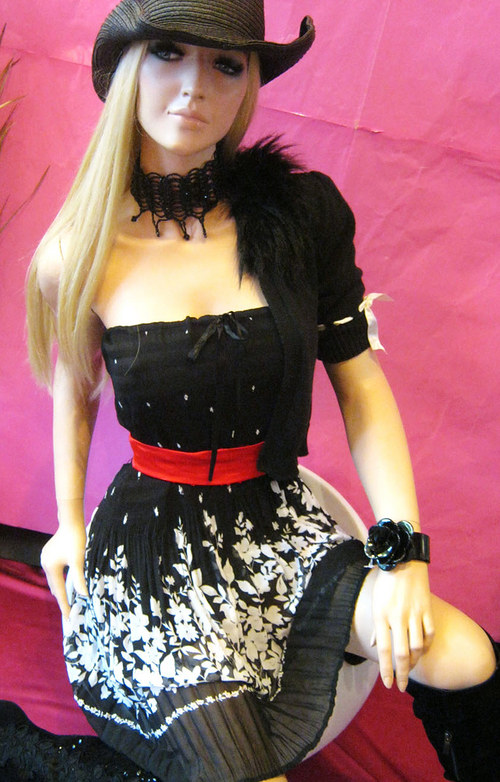 Čierno-biele šaty — foto 2