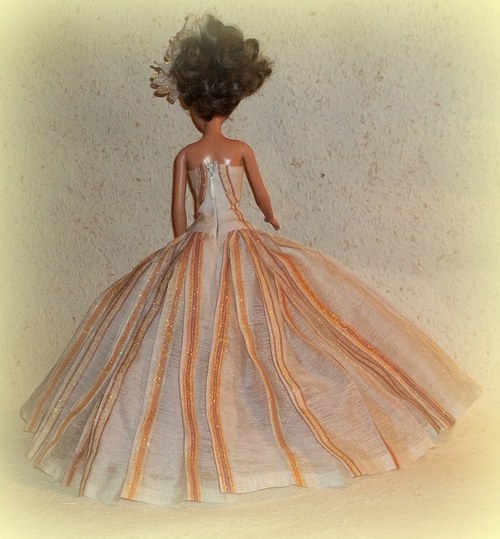 SLEVA ! Pruhované šaty pro Barbie — foto 4