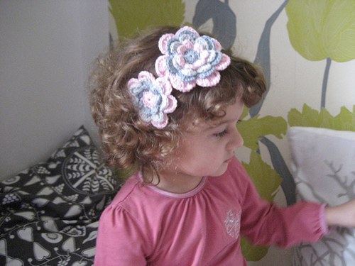 Háčkovaná čelenka s kytkami - šedá/řůžová/šedá — foto 2