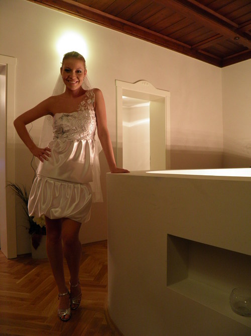 Svatební šaty se závojem SLEVA — foto 2