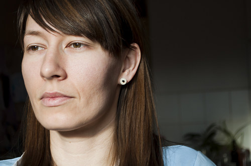 Granátová kapka na bílém poli — foto 4