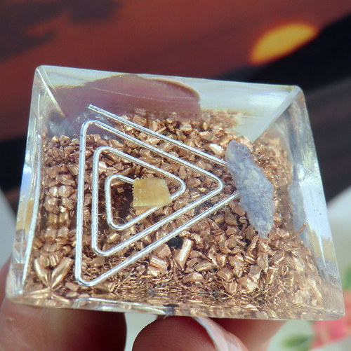 Orgonit ( X3 ) - Ametystová pyramida — foto 3