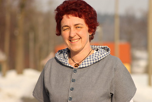 Šedá s kapucí — foto 3