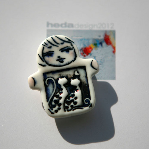 Ono od okna (porcelánová brož) — foto 2
