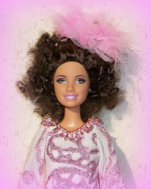 SLEVA - Růžové šaty pro Barbie s peříčky — foto 3