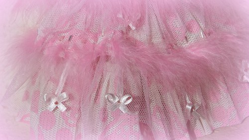 SLEVA - Růžové šaty pro Barbie s peříčky — foto 4
