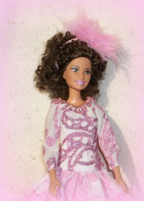 SLEVA - Růžové šaty pro Barbie s peříčky — foto 5
