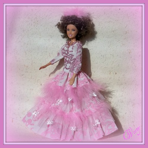 SLEVA - Růžové šaty pro Barbie s peříčky — foto 6