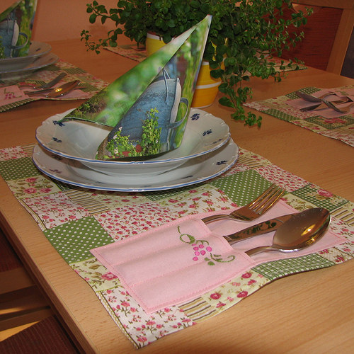 Prostírání s růžemi a s kapsami — foto 3