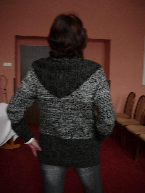 Svetr s kapucou — foto 2