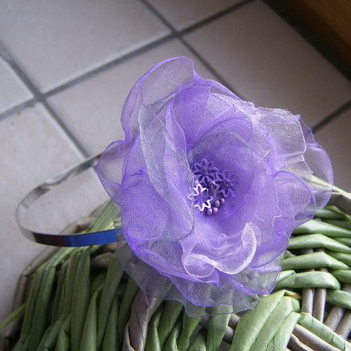 Fialová čelenka s květem — foto 3