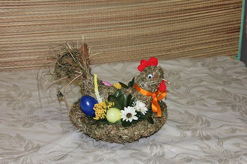 Velikonoční slepička v ošatce — foto 2