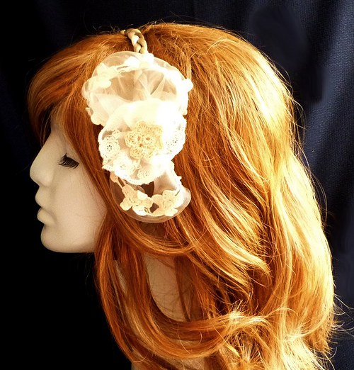 Čelenka blondie hippie se vdává — foto 2