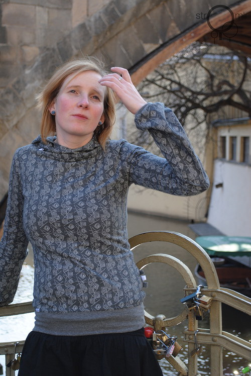 Triko s kapucí, velikost S — foto 2
