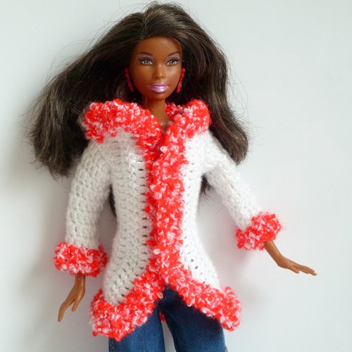 Bílo-červený kabátek pro Barbie — foto 2