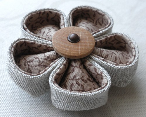 Béžovohnědá kanzashi brož — foto 2