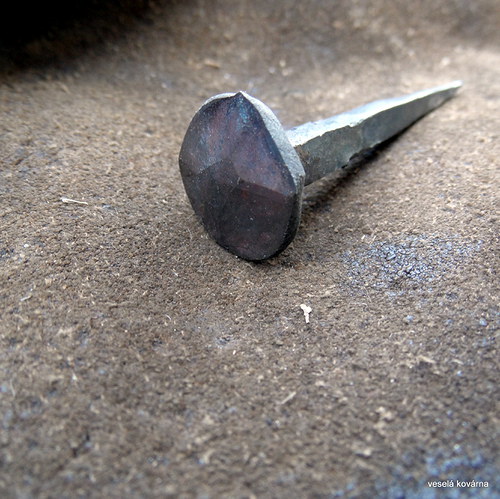 Kovaný hřebík 4 cm — foto 3