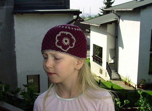 Háčkovaná čepička s kytičkou - SLEVA ze 133Kč !! — foto 2