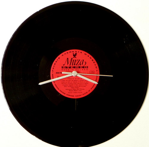 Hodiny z LP červené — foto 2