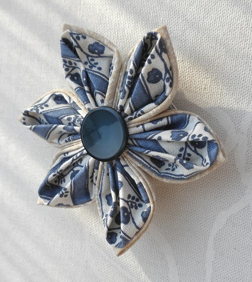 Béžovomodrá kanzashi brož — foto 2