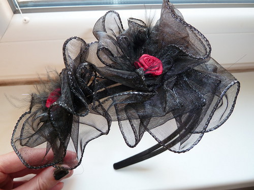 Black a and red rose — foto 2