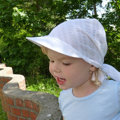 Bílý šátek s kšiltem — foto 3