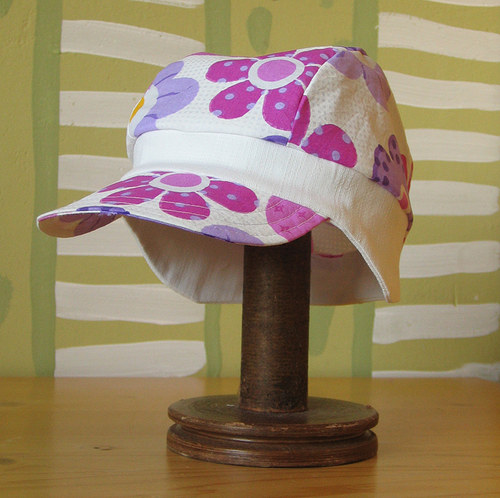 Ušatá kšiltovka - kytkatá (vel. 49 cm) — foto 2