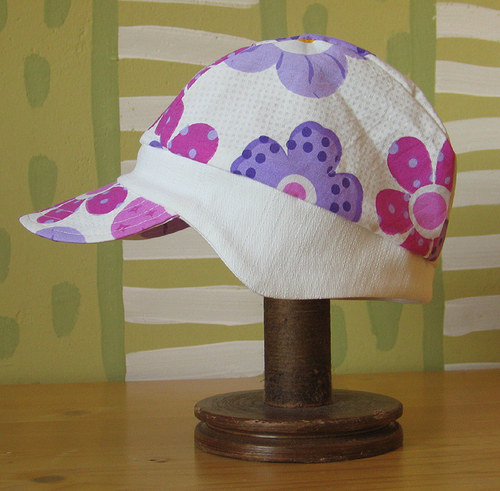 Ušatá kšiltovka - kytkatá (vel. 49 cm) — foto 3