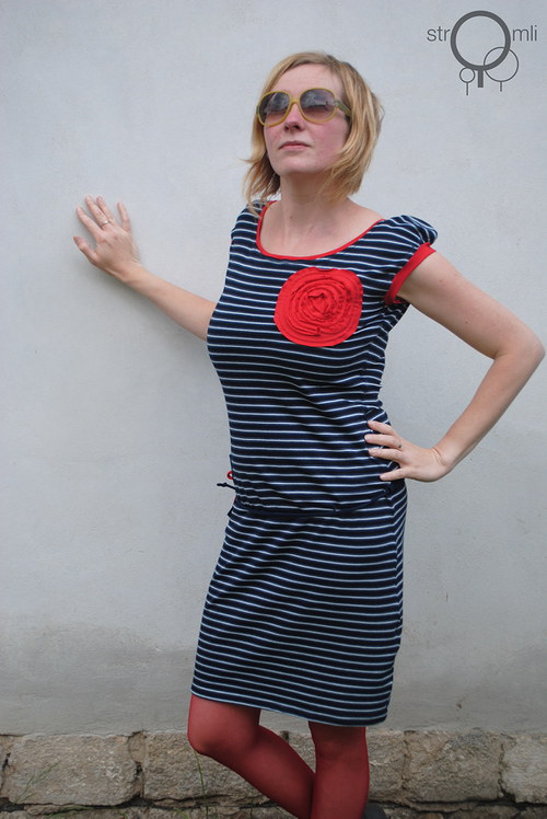 Pruhováné šaty s aplikací — foto 2