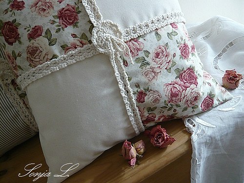 Polštářek s háčkovanou krajkou ~ patchwork s růží — foto 2