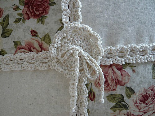 Polštářek s háčkovanou krajkou ~ patchwork s růží — foto 3